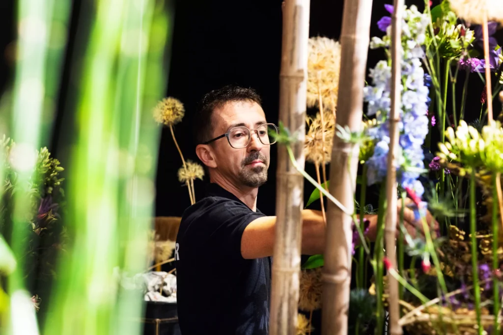 Großformatige florale Installation