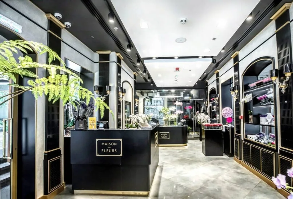 Beleuchtete Blumenpräsentation in einem Fachgeschäft