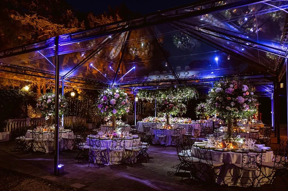 Luxuriöse Blumenarrangements für eine Veranstaltung