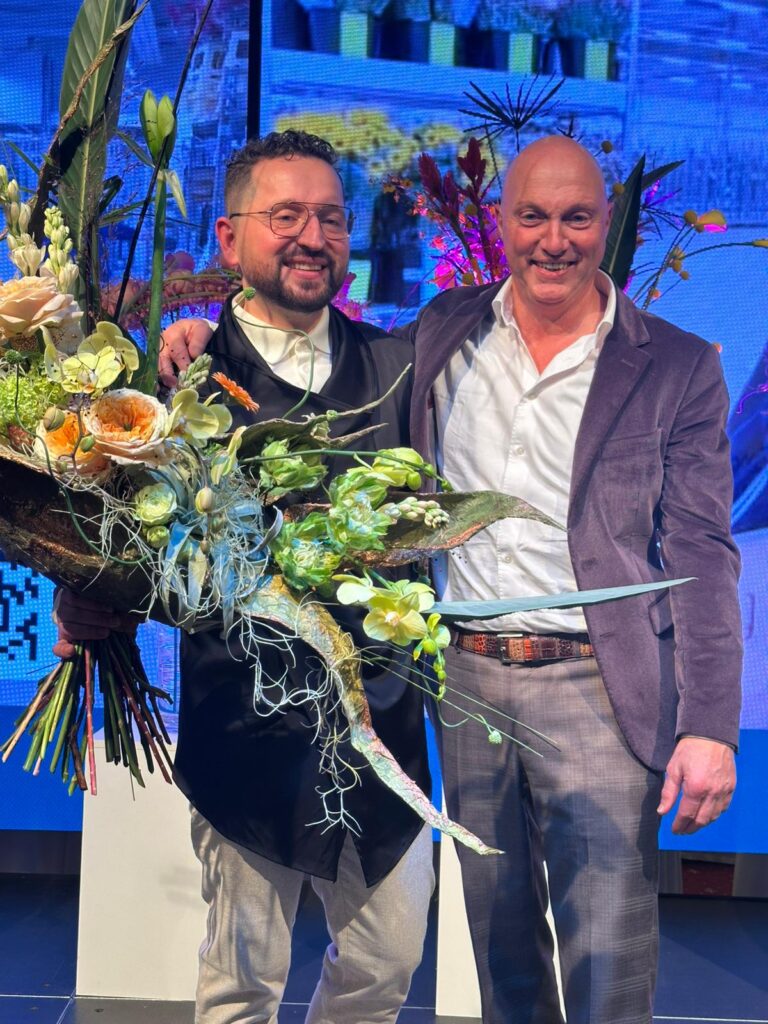 John Buskermolen und Tomasz Max Kuczyński (World Cup Floral Art Gewinner 2025) beim FlowersX-Event, organisiert von Flowers Market Holland im Januar 2026