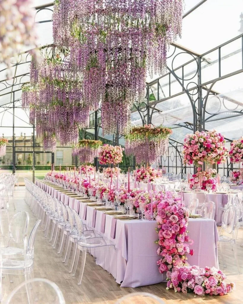 Vertikales Floraldekor für eine zeitgemäße Hochzeit