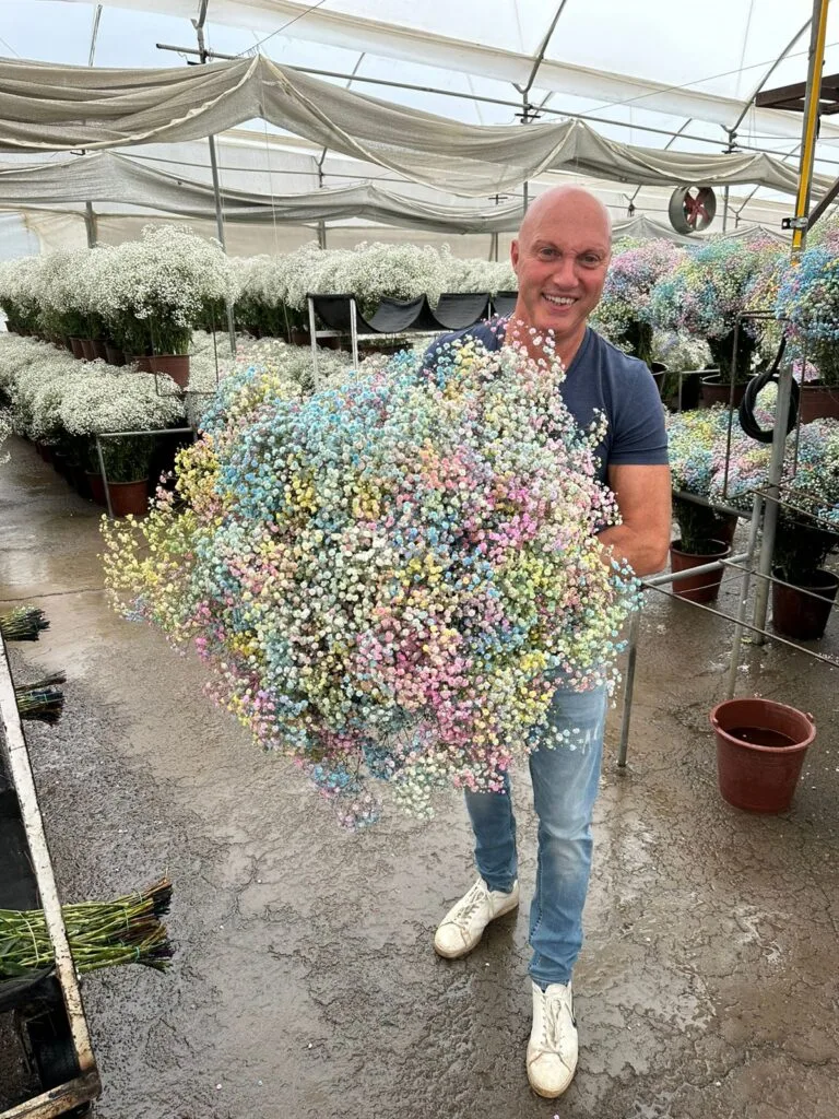 John Buskermolen bei der Prüfung besonderer Blumenprodukte