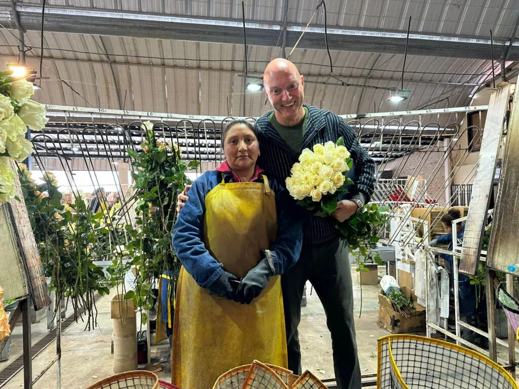 John Buskermolen bei der Auswahl von Blumen- und Pflanzenprodukten