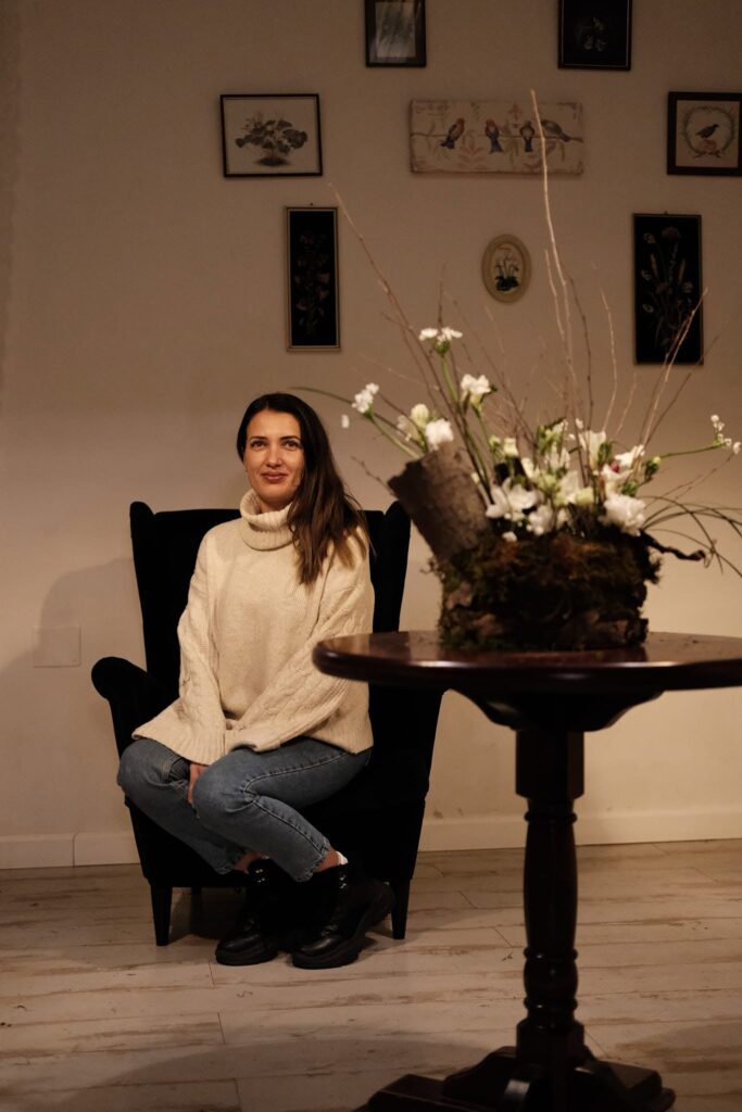 Oana Dumitrache mit floraler Arbeit