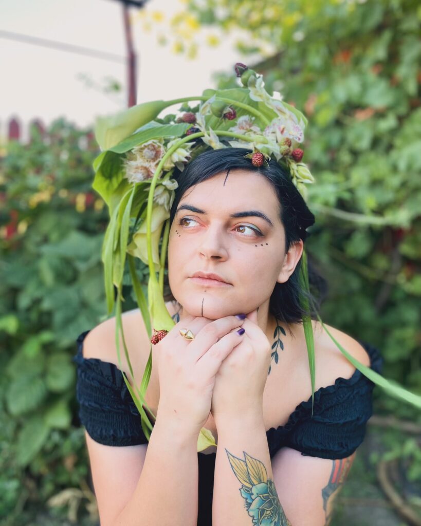 Vom Journalismus zu Blumen, die Geschichten erzählen – Floristikdesignerin Amalia Ispas
